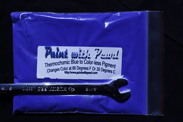 25 Gram Bag of Blue Thermochromic Paint Pigment Heating up.