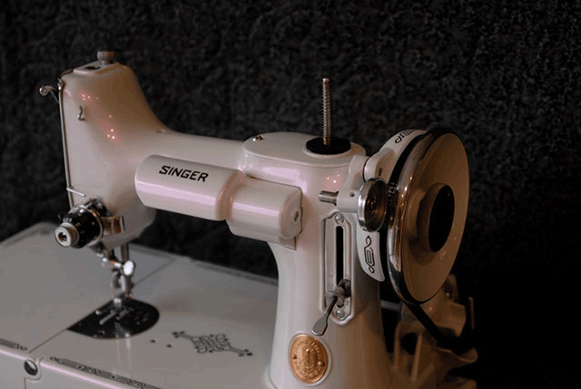 Singer Sewing machine with violet paint spectre pearl